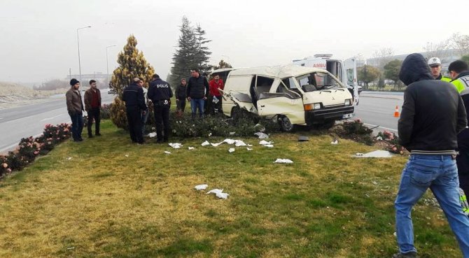 Suriyeli inşaat işçilerini taşıyan minibüs devrildi: 7 yaralı
