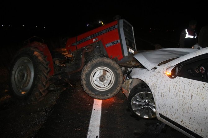 Otomobil traktöre arkadan çarptı: 2 yaralı