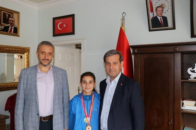 Madalyalı atletlerin Başkan Özkan’ı ziyareti