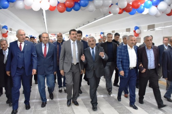 Gümrük ve Ticaret Bakanı Tüfenkci: "Demir yollarını nasıl ihmal ettiklerini biliyoruz"