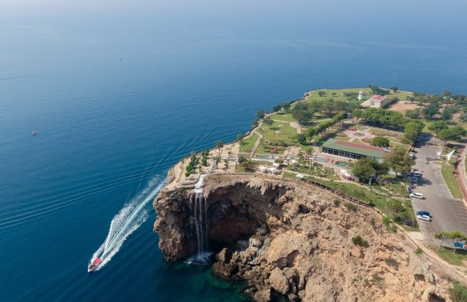 Antalya’nın 35 bin metrekarelik doğal balkonu vatandaşların akınına uğruyor