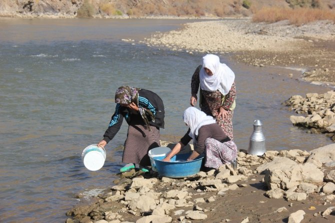 Suları olmayan köylüler su ihtiyaçlarını nehirden karşılıyor