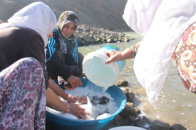 Suları olmayan köylüler su ihtiyaçlarını nehirden karşılıyor