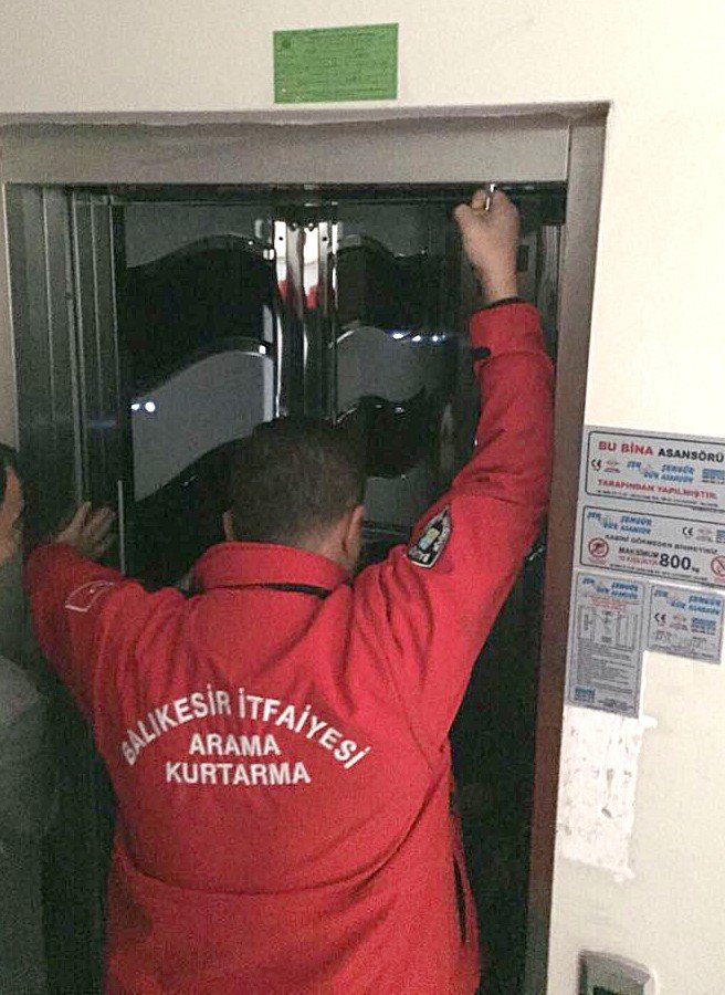 Burhaniye’de asansörde mahsur kalan kadını itfaiye kurtardı