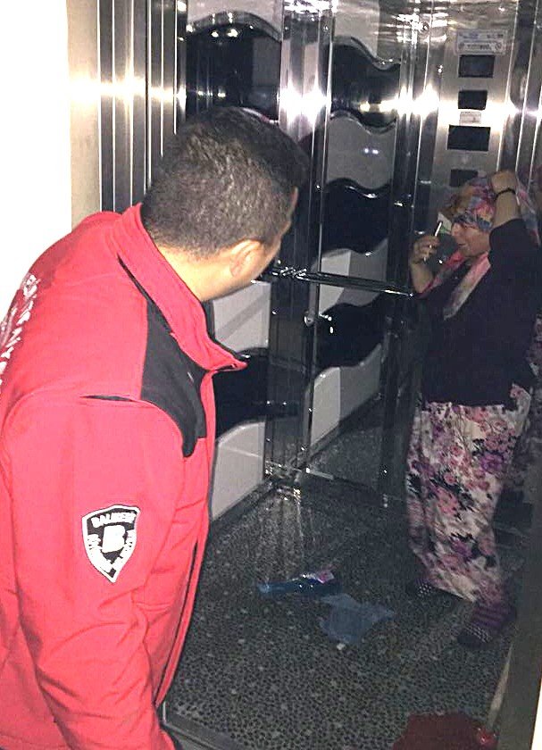 Burhaniye’de asansörde mahsur kalan kadını itfaiye kurtardı