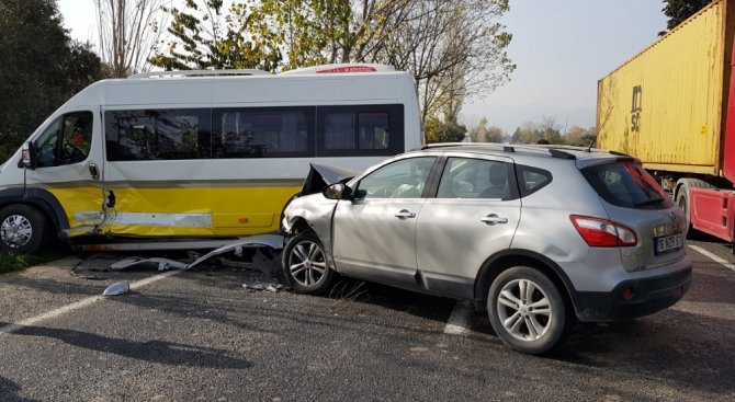 Bursa’da minibüs ile cip çarpıştı: 9 yaralı
