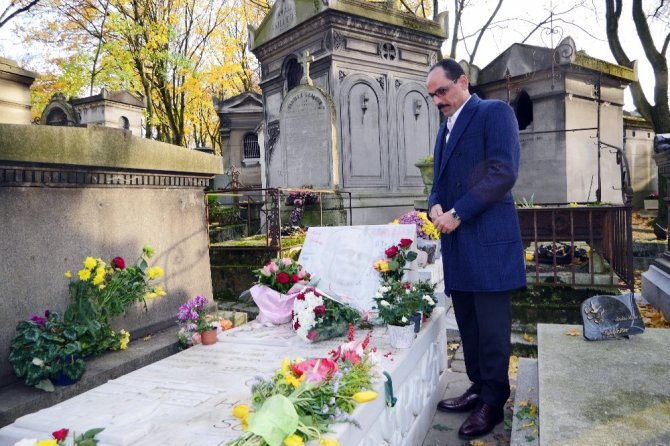 Cumhurbaşkanlığı Sözcüsü Kalın, Ahmet Kaya’nın mezarını ziyaret etti