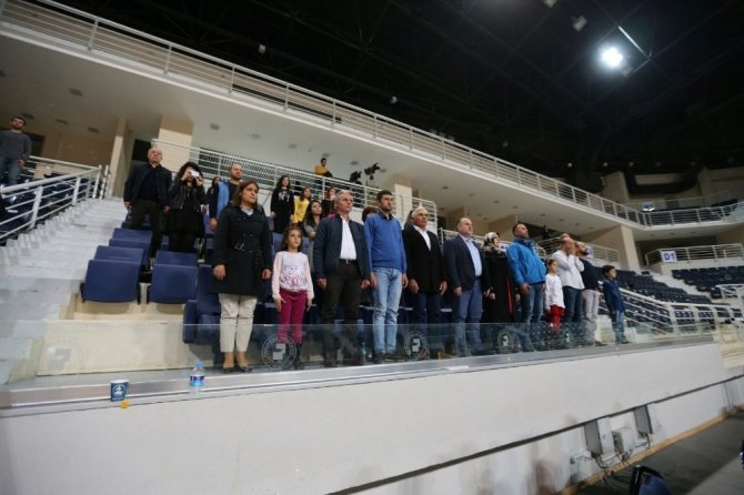 Milli halterci Naim Süleymanoğlu için saygı duruşu yapıldı