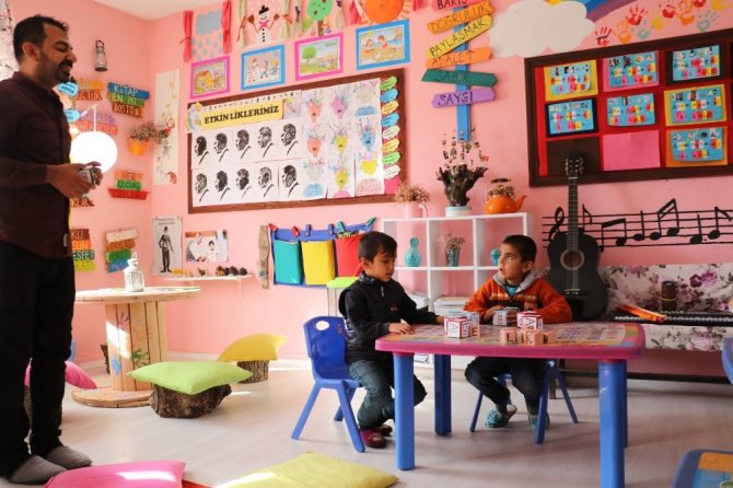 Diyarbakır’daki bu okulda öğrenciler eve gitmek istemiyor