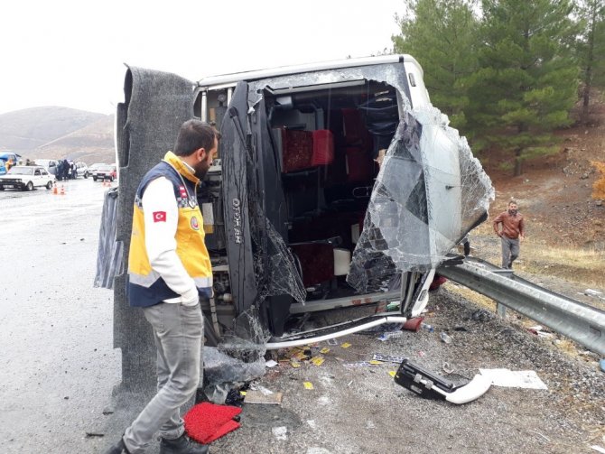 Elazığ-Diyarbakır yolunda midibüs devrildi: 3 ölü, çok sayıda yaralı