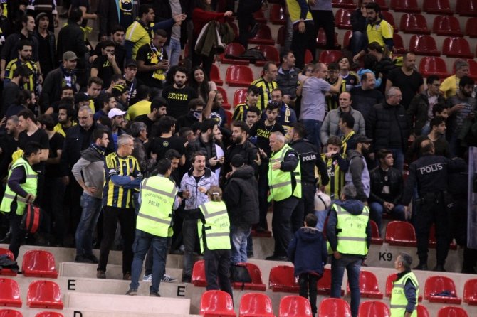 Fenerbahçe Doğuş-Eskişehir Basket maçında kavga