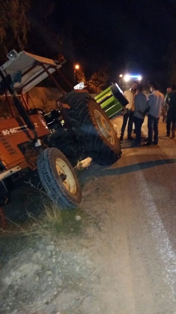 Karşıdan gelen kamyona yol vermek isteyen traktör şarampole düştü
