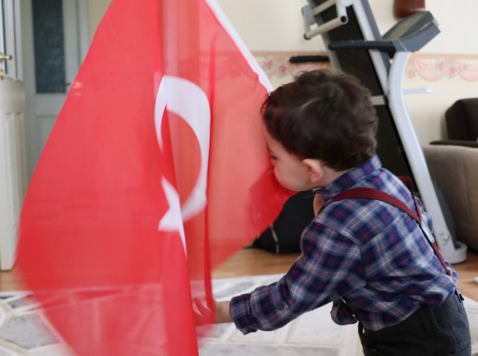 1,5 yaşındaki çocuğun Türk bayrağı sevgisi