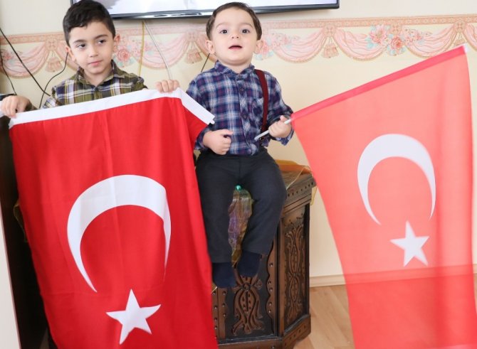 1,5 yaşındaki çocuğun Türk bayrağı sevgisi