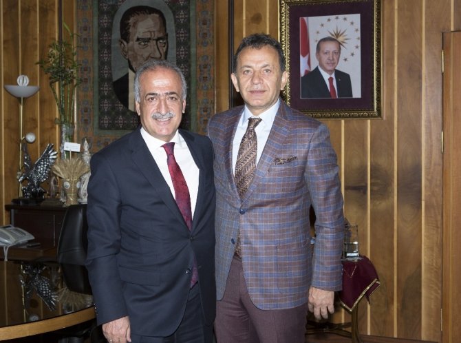 Prof. Dr. Serdar Sevimli ve TRT Türk Halk Müziği Sanatçısı Yavuz Değirmenci Rektör Çomaklı’yı ziyaret etti