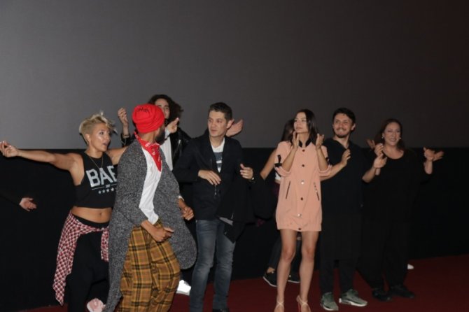 “Sen Kiminle Dans Ediyorsun” filminin İzmir galası yapıldı