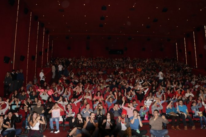 “Sen Kiminle Dans Ediyorsun” filminin İzmir galası yapıldı
