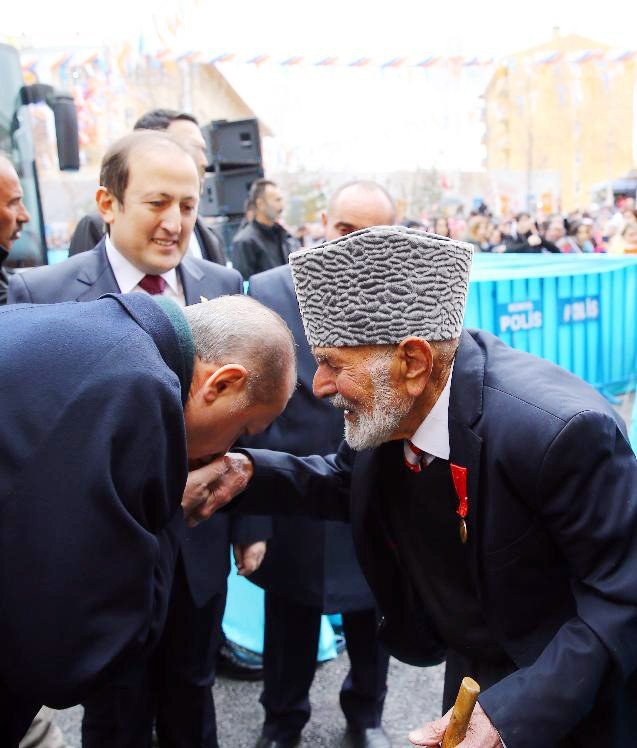 Cumhurbaşkanının elini öptüğü Kore Gazisi Kemal Kalacoş: “Koskoca adam geldi beni gördü. Çok teşekkür ediyorum ona. Selam söylüyorum Cumhurbaşkanına”