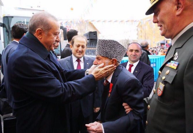 Cumhurbaşkanının elini öptüğü Kore Gazisi Kemal Kalacoş: “Koskoca adam geldi beni gördü. Çok teşekkür ediyorum ona. Selam söylüyorum Cumhurbaşkanına”