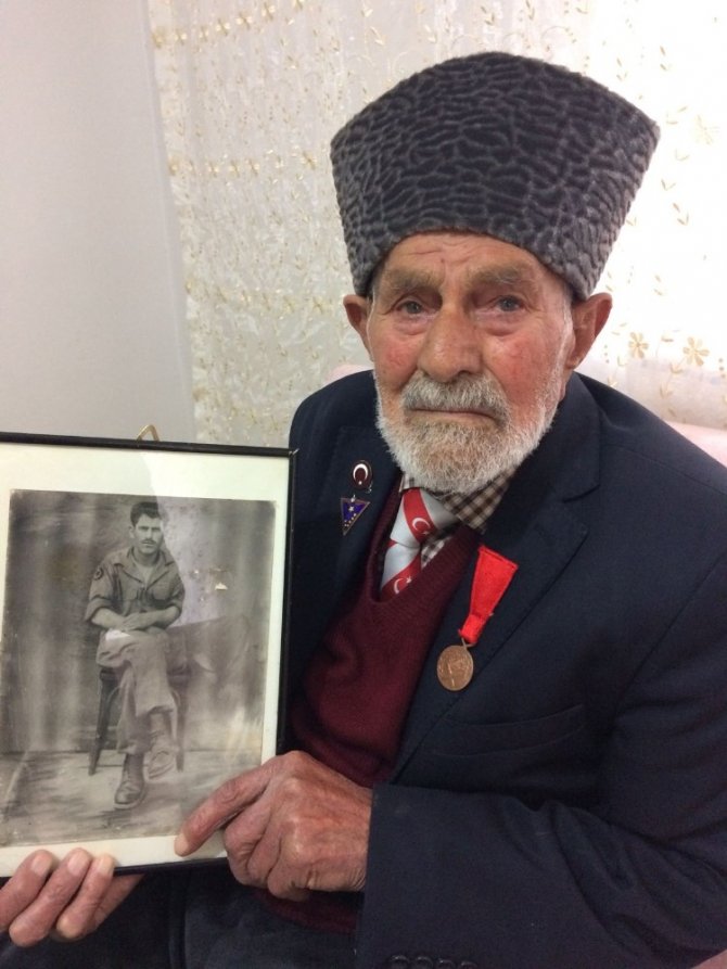 Cumhurbaşkanının elini öptüğü Kore Gazisi Kemal Kalacoş: “Koskoca adam geldi beni gördü. Çok teşekkür ediyorum ona. Selam söylüyorum Cumhurbaşkanına”