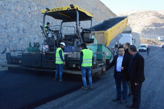 Siirt’in Pervari ilçesi ilk kez sıcak asfalt gördü