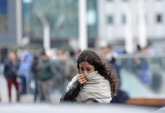 İstanbul’da rüzgarla mücadele