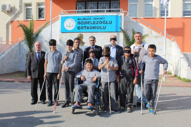Edremit’te öğrenciler, kısa süreli engelli oldular