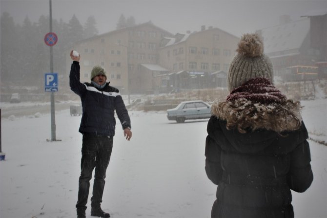 Uludağ’a kar yağdı, vatandaşlar kar topu oynadı