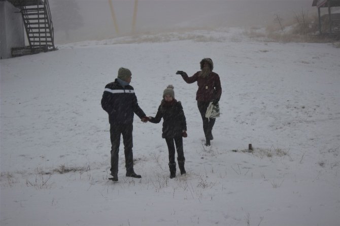 Uludağ’a kar yağdı, vatandaşlar kar topu oynadı