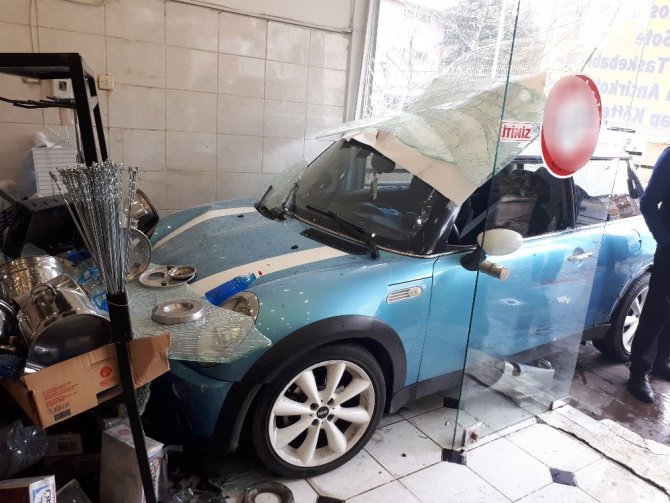 Başkent’te bir otomobil dükkanın camından içeri girdi: 1 yaralı