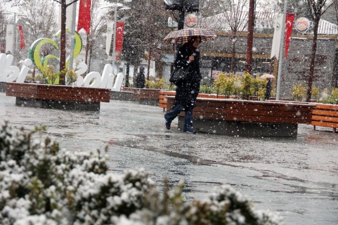Bolu’da kar yağışı kent merkezinde etkili oldu