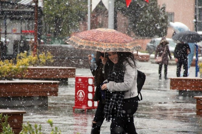Bolu’da kar yağışı kent merkezinde etkili oldu