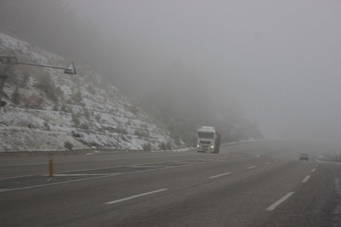 Denizli-Antalya karayolunda ulaşıma kar ve yoğun sis engeli