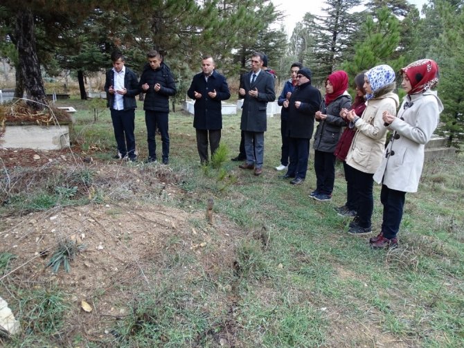Hisarcık’ta öğrenciler öğretmenlerin mezarlarını ziyaret etti
