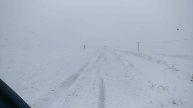 Şiddetli kar 23 köy yolunu ulaşıma kapattı