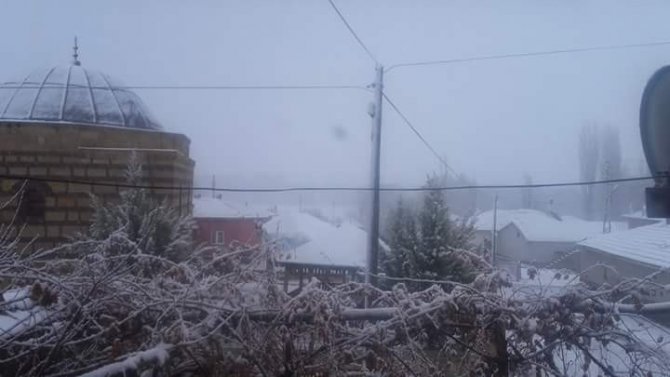 Şiddetli kar 23 köy yolunu ulaşıma kapattı