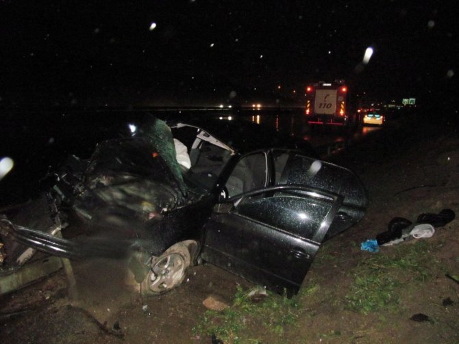 TEM’de otomobil kayganlaşan yolda kontrolden çıktı: 1 ölü, 4 yaralı
