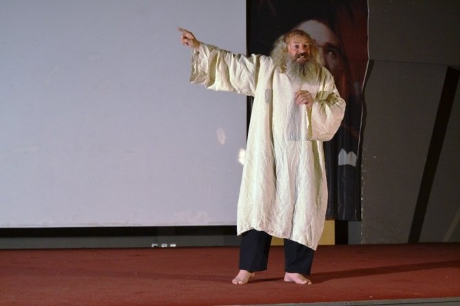 "46’lık Basri Ağabey" sahnede büyüledi