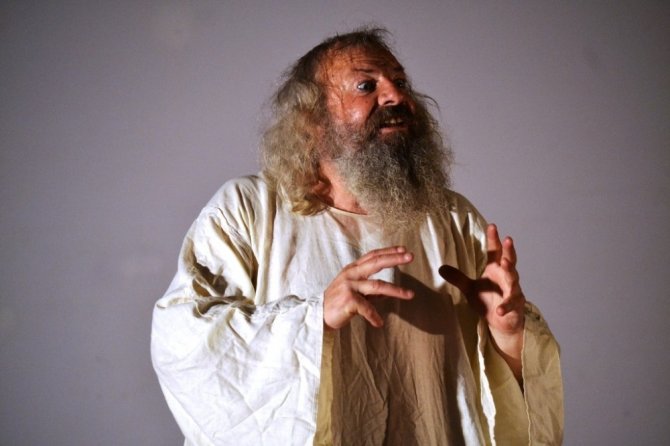 "46’lık Basri Ağabey" sahnede büyüledi