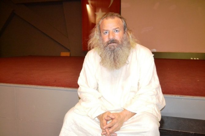 "46’lık Basri Ağabey" sahnede büyüledi