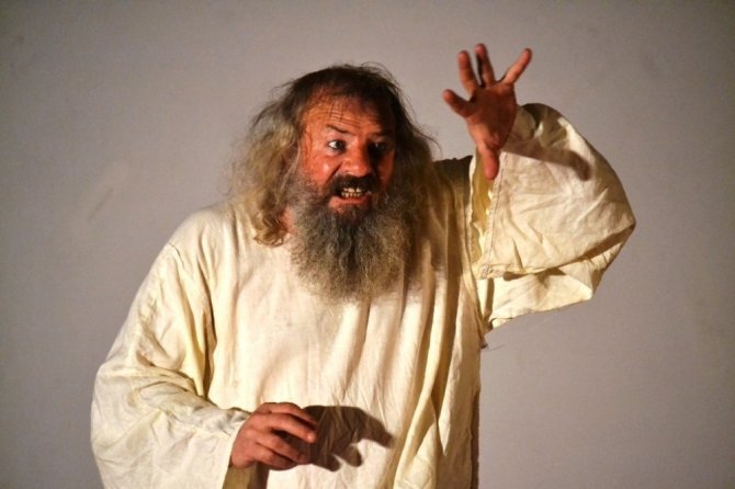 "46’lık Basri Ağabey" sahnede büyüledi