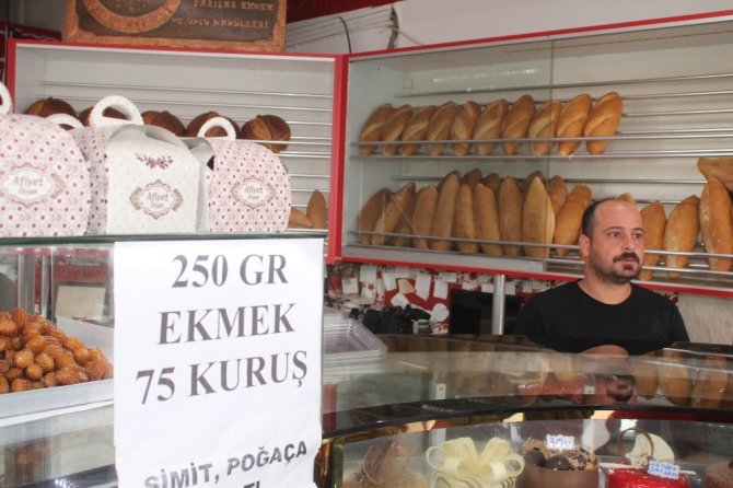Antalyalı market, ekmekte yüzde 50 indirim yaptı, müşterilerin akınına uğradı