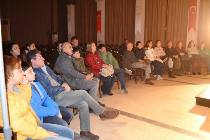 "46’lık Basri Ağabey" sahnede büyüledi