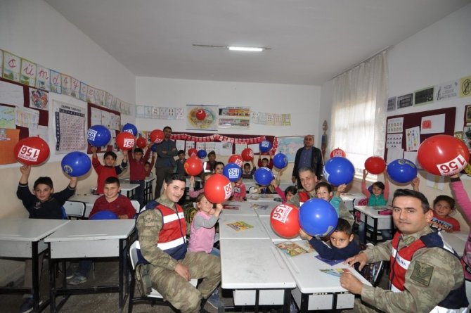 Jandarma tarafından köy okuluna 360 adet kitap hediye edildi