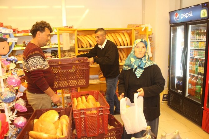 Antalyalı market, ekmekte yüzde 50 indirim yaptı, müşterilerin akınına uğradı