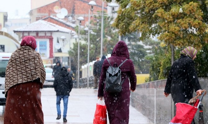 Aksaray’a mevsimin ilk karı düştü