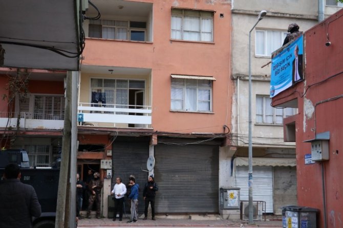 Adana’da polis tarafından aranan şahıs 1 kişiyi rehin aldı