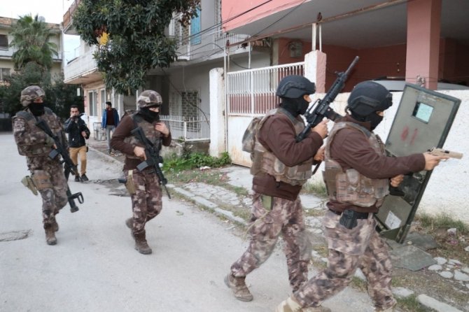 Adana’da polis tarafından aranan şahıs 1 kişiyi rehin aldı