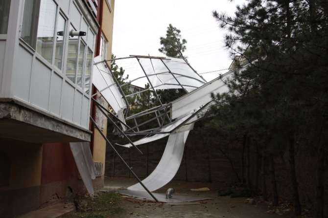 Çankırı’da rüzgar apartmanın çatısını uçurdu
