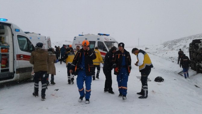 Karlı yolda kayan özel halk otobüsü yan yattı: 18 yaralı